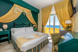 瓦里格提Hotel Albatros Varigotti的一间带床的卧室，可欣赏海景