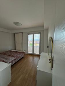 ein Schlafzimmer mit einem Bett und zwei Fenstern in der Unterkunft Aleksandra in Ohrid