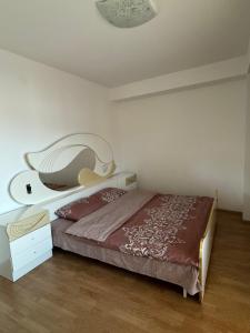 ein Schlafzimmer mit einem Bett und einer weißen Wand in der Unterkunft Aleksandra in Ohrid