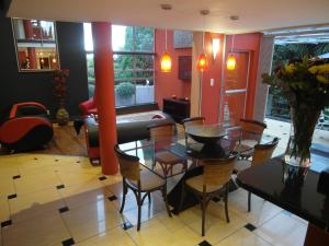 een woonkamer met een tafel en stoelen bij Red Square Home in Pretoria