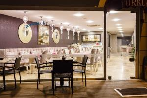 A restaurant or other place to eat at Turkuaz Suites Bosphorus