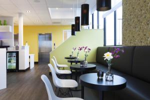 A restaurant or other place to eat at Van Der Valk Hotel Rotterdam Nieuwerkerk