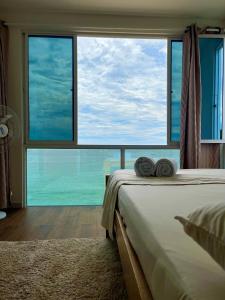 a bedroom with a bed and a large window at Roma apartamento in Playa Blanca
