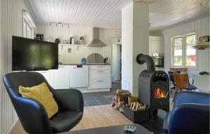 - un salon avec un canapé et une cheminée dans l'établissement 3 Bedroom Awesome Home In Nexø, à Strandby Gårde