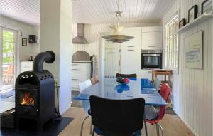 une cuisine avec une table et une cuisinière dans une pièce dans l'établissement 3 Bedroom Awesome Home In Nexø, à Strandby Gårde