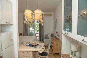 kuchnia i salon ze stołem i żyrandolem w obiekcie Fili's Cozy Place in Malaki w mieście Malaki