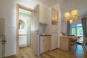 kuchnia z drzwiami prowadzącymi do jadalni w obiekcie Fili's Cozy Place in Malaki w mieście Malaki +10 zdjęć