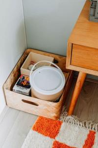 una scatola di legno con un bagno in una stanza di Boshuisje Lou op de Veluwe a Hattemerbroek