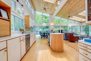 cocina con armarios blancos y comedor en Modern Waterfront Home - 1 Mi to Cave Point Park!, en Jacksonport