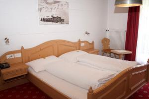 Postel nebo postele na pokoji v ubytování Vögeli Alpenhotel Malbun