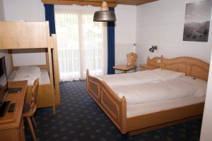 Postel nebo postele na pokoji v ubytování Vögeli Alpenhotel Malbun