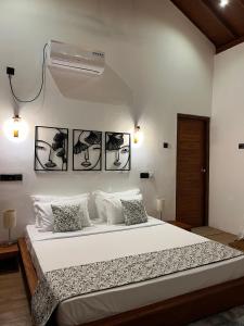 Letto o letti in una camera di Paarvie Sigiriya