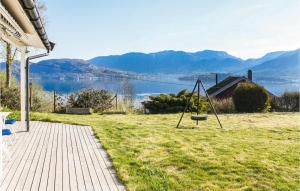 eine Schaukel im Hof mit Blick auf das Wasser in der Unterkunft Gorgeous Home In Førde I Hordaland in Førde