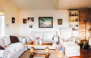 ein Wohnzimmer mit einem weißen Sofa und Stühlen in der Unterkunft Gorgeous Home In Førde I Hordaland in Førde