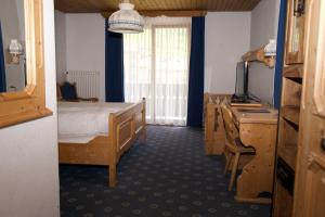 Postel nebo postele na pokoji v ubytování Vögeli Alpenhotel Malbun