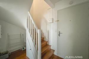 eine Treppe mit einem weißen Geländer und einer Treppe in der Unterkunft Flexliving - room - Losserand in Paris