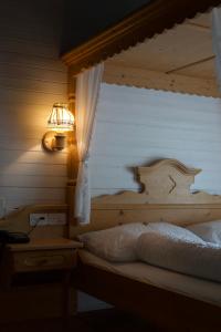 Postel nebo postele na pokoji v ubytování Vögeli Alpenhotel Malbun