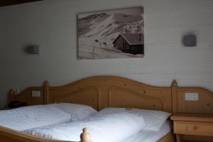 Postel nebo postele na pokoji v ubytování Vögeli Alpenhotel Malbun