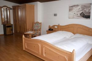 Postel nebo postele na pokoji v ubytování Vögeli Alpenhotel Malbun