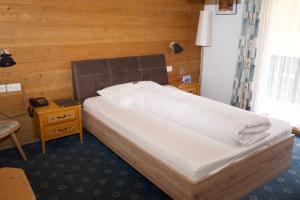 Postel nebo postele na pokoji v ubytování Vögeli Alpenhotel Malbun