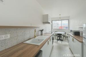Η κουζίνα ή μικρή κουζίνα στο Flexliving - room - Mouchez +8 φωτογραφίες