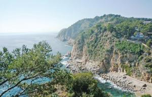 vistas al océano desde un acantilado en Stunning Apartment In Tossa De Mar, en Tossa de Mar