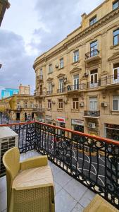 un balcon avec une chaise et un bâtiment dans l'établissement White Boutique Nizami Hotel, à Baku 93 autres photos