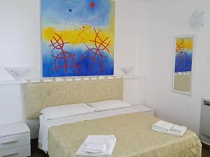 una camera da letto con due letti e un quadro sulla parete di Arcona a Serrano
