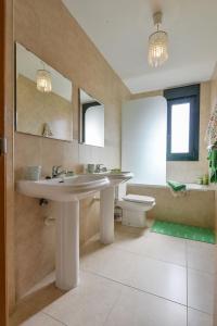 Fotografie z fotogalerie ubytování Cómoda e íntima Villa con piscina pricvada. 4 suites + 4 hab. + 2 baños v destinaci Lloret de Mar