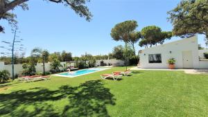 Bazén v ubytovaní Villa Edén, Casa Rural lujo con Chimenea Piscina alebo v jeho blízkosti