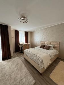 Un dormitorio con una cama y un escritorio. en Lux Apartment DC, en Novi Sad