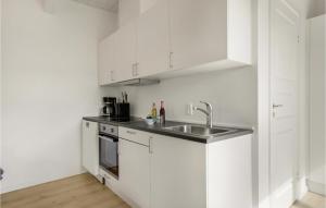 Kuchyň nebo kuchyňský kout v ubytování Nice Apartment In Nexø With Wifi