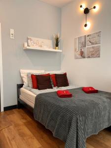 Voodi või voodid majutusasutuse Super 1 Bed room Condo in Warszawa center toas