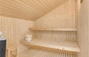 un sauna en bois avec un banc à l'intérieur dans l'établissement Holiday Home Mejsevej Nexø Ii, à Spidsegård 18 autres photos
