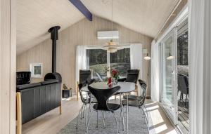 une salle à manger avec une table et des chaises dans l'établissement Holiday Home Mejsevej Nexø Ii, à Spidsegård