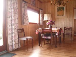 a dining room with a table and chairs and a window at Ein Chalet mit großem Garten und Panoramablick in Rochefort
