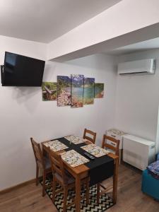 Televízia a/alebo spoločenská miestnosť v ubytovaní Apartament Antolka