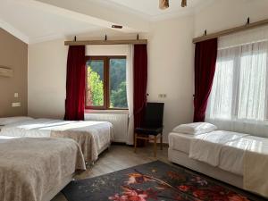 A bed or beds in a room at Mersu A'la Konak Otel Még 37 kép