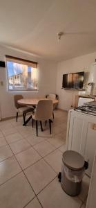 Una cocina con una mesa y sillas en una habitación. en Los Cohiues Temporario, en Río Grande