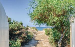 a dirt path leading to a beach with the ocean at Villa Marina in Granelli