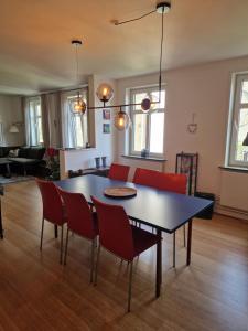 a living room with a table and chairs at Pæn central lejlighed med gratis parkering in Randers