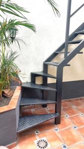 イコー・デ・ロス・ビノスにあるApartamentos Monasterio de San Antonio - adults onlyの建物の隣にある黒い螺旋階段