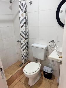 a bathroom with a toilet and a sink and a shower at Hospedaje LH Primero A a 15 minutos del aeropuerto de Ezeiza in Ezeiza