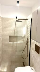 un bagno con doccia in vetro e WC di NIce Flat in Villa Near Old Town a Bucarest