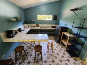 cocina con 2 taburetes y barra en una habitación en Downtown, en Quepos