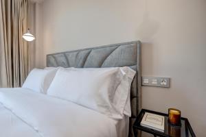 Postel nebo postele na pokoji v ubytování Palm Suites