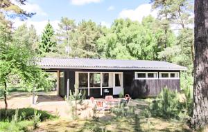ein kleines Haus mit einem Tisch und Stühlen im Hof in der Unterkunft Beautiful Home In Nexø With Wifi in Vester Sømarken