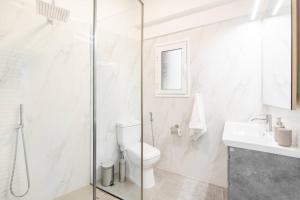Bilik mandi di Peaceful modern appartment near Lavrio port +13 gambar