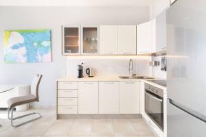 Dapur atau dapur kecil di Peaceful modern appartment near Lavrio port