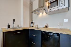 Kuchyň nebo kuchyňský kout v ubytování Palm Suites